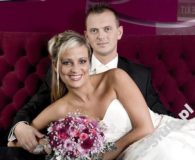 Szykowna suknia slubna z powłóczystym trenem. Jej powierzchnię pokrywa misterny haftowany ornament. Uzupełnieniem stroju są złote kolczyki i łańcuszek z wisiorkiem z połyskliwym, transparentnym kamykiem. Motyw kryształowy pojawia sie też na niezwykłej urody sandałkach. Bardzo interesująco prezentuje się wiazanka slubna, utrzymana w intensywnej kolorystyce. Strój męski zachwyca szlachetną ciemną tkaniną z eleganckim połyskiem i dyskretnym prążkowanym deseniem. Do białej koszuli został dobrany deseniowy krawat w delikatnym odcieniu ecru, a do marynarki - kwiatowa przypinka stanowiaca zamkniętą całość z wiązanką ślubną.

Zdjęcia: Dorota i Adrian Matusik, www.adrianmatusik.com, tel.: 0 505 977 222. Stylizacja i tekst: Anna Pawliczko. Wizaż i elementy body paintingu oraz fryzury: Paulina Sobota, tel.: 0 505 556 631, wizażystka marki Arabesque, www.arabesque.pl. Stroje ślubne: Mystic, www.mysticbridal.pl. Wiazanki i przypinki: Lawendowa Galeria, www.LawendowaGaleria.euroflorist.pl. Wnętrza - societe - restauracja, sushi, klub, ul. Różana 14, Warszawa, tel.: 022 540 13 33, www.societe.pl. Redakcja składa podziekowania zarządowi i pracownikom restauracji societe za pomoc przy realizacji sesji.