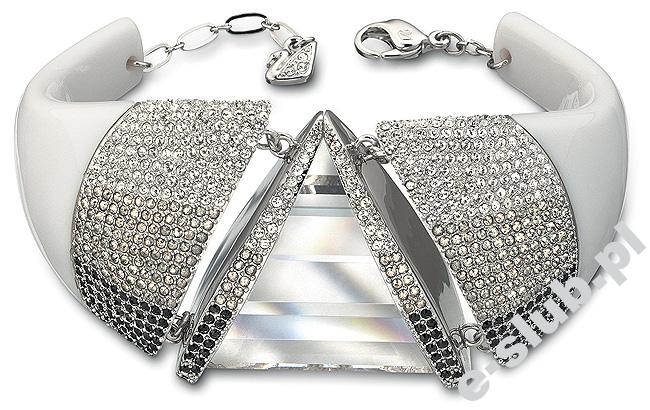 Kreacja ślubna – Małgorzata Dudek. Zestaw biżuterii – naszyjnik, bransoleta, obrączka – Swarovski. Wiązanka ślubna – Kwiaciarnia Pod Katedrą. Ślubne pantofelki – Witt. Garnitur, koszula, wiązanie pod szyją, kamizelka, kwiatowa przypinka – Dom Mody. Koszula, wiązanie pod szyją, kamizelka – Digel. Komplet spinek do mankietów – Soraya. Męski półbut - Gino Rossi.