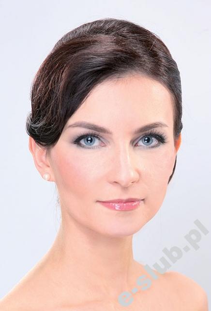 Wizaż i fryzury ślubne : Beata Siedlecka
Wykładowca w Studio Sztuki
Gorset: Pracownia „Ines” 
Fot.: J. Kiedrowski