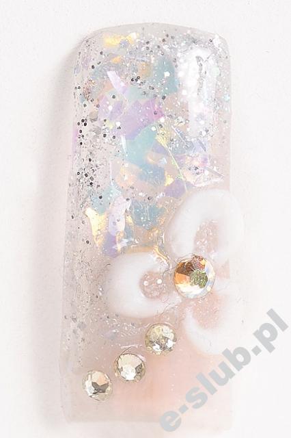Suknia wizytowa – Franc Sarabia. Komplet bielizny – Cleo. Zestaw biżuterii (kolczyki, naszyjnik, bransoletka) – Swarovski. Torebka – Bulaggi. Pantofelek na szpilce – DeeZee. Bukiet kwiatów – Kwiaciarnia Vincent. Stylizacja paznokci – Marta Drążewska.