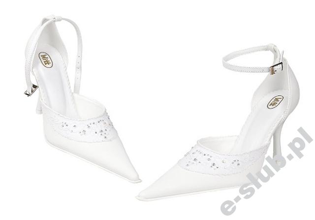 Suknia ślubna – Elizabeth Barboza
Biustonosz i majteczki- Atlantis Panache
Naszyjnik i bransoletka – Swarovski
Obrączka ślubna – Natalia Gold
Pantofelki – Witt
Bukiet ślubny – Kwiaciarnia Vincent
Ślubna stylizacja paznokci – Salon Urody Be You